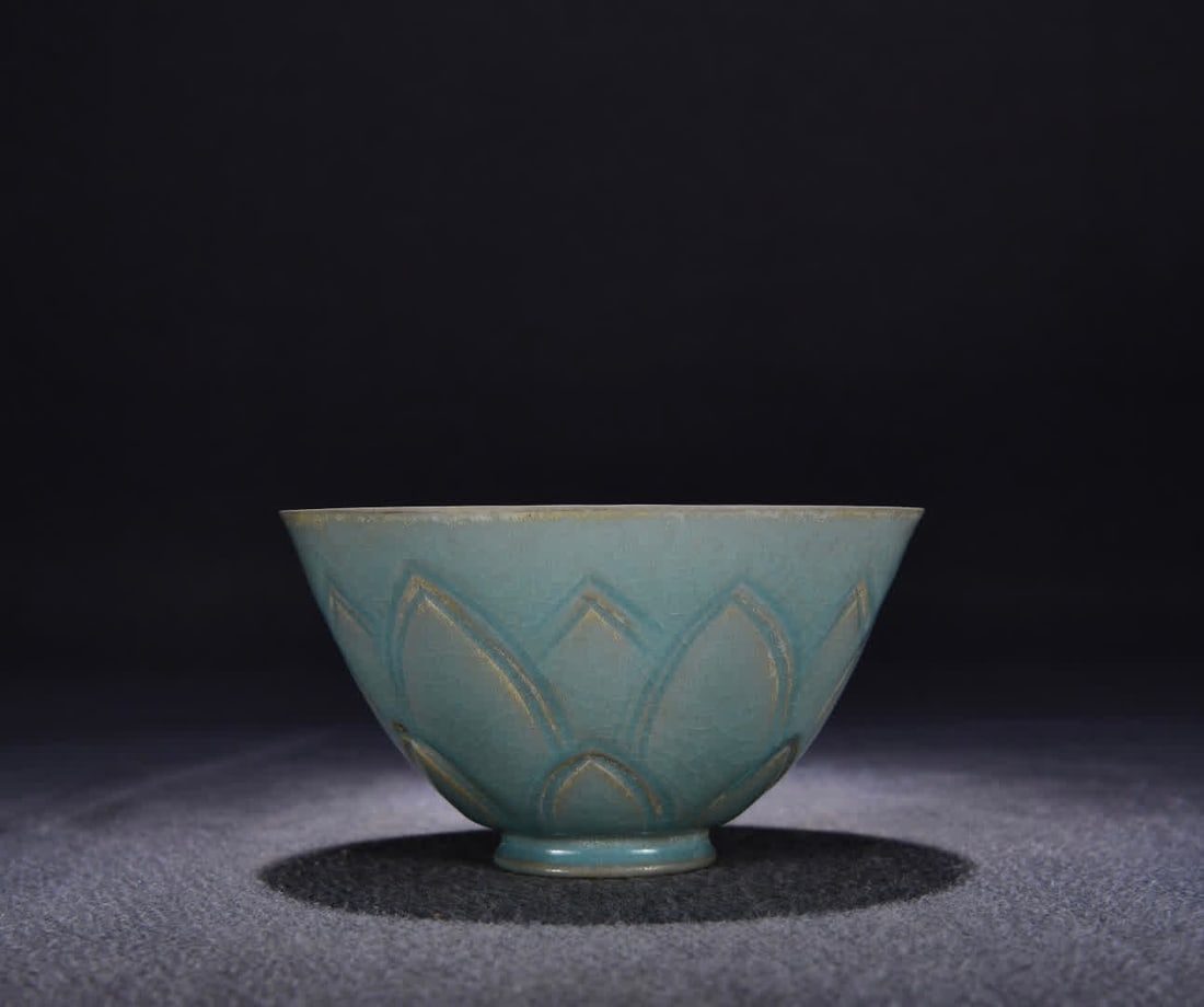 A Song Ru kiln azure glaze lotus bowl (1 of 9)