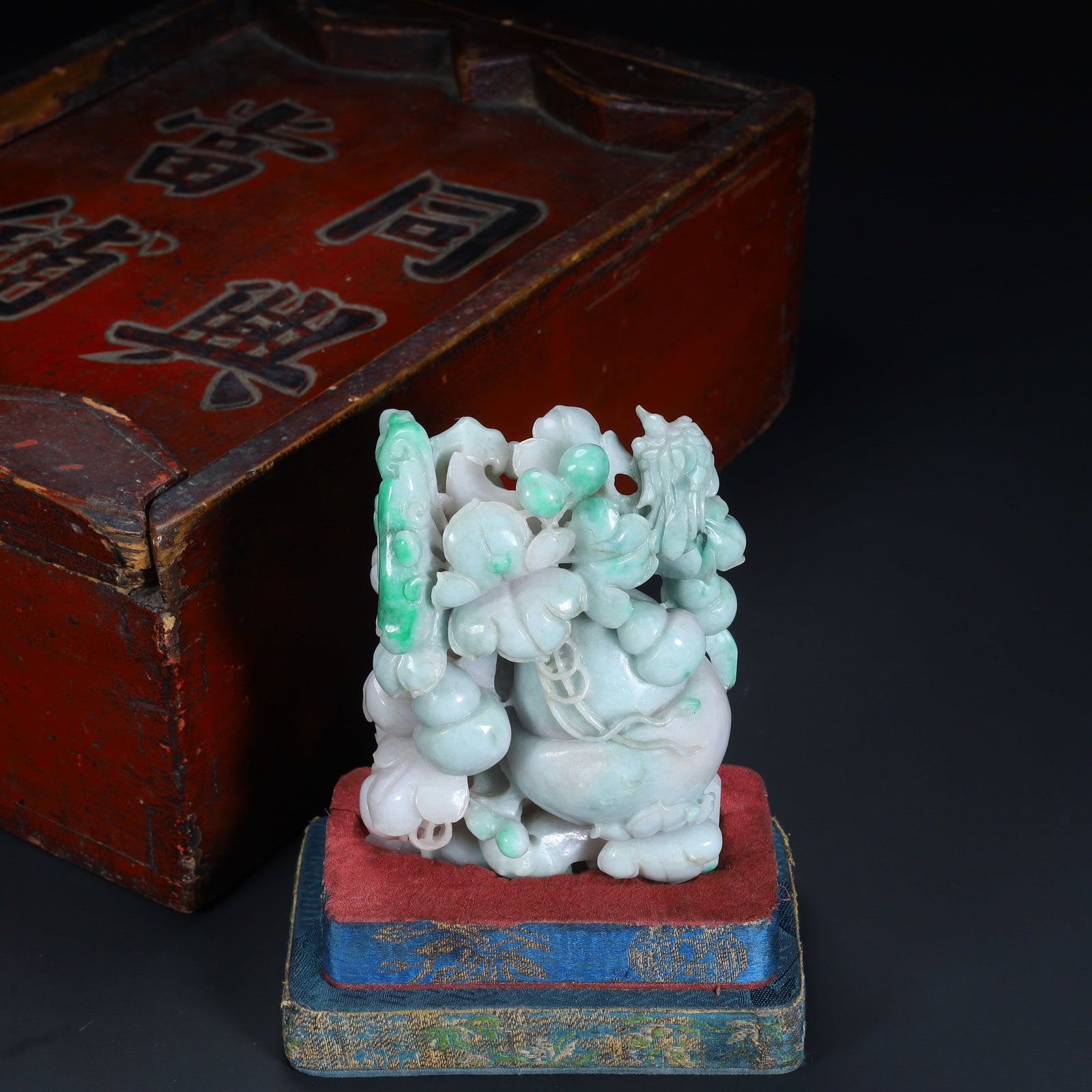 A piece of Qing Dynasty jade "many children and many blessings" ornament (with "Tongxing Pawnshop": Qing Dynasty jade "many children and many blessings" ornaments (with "Tongxing Pawn Shop" wooden box) SIZE: H:14cm L:8.5cm W:3.5cm W:624.7g (The Dimensions Of All Batches Are Manually Measured.If You
