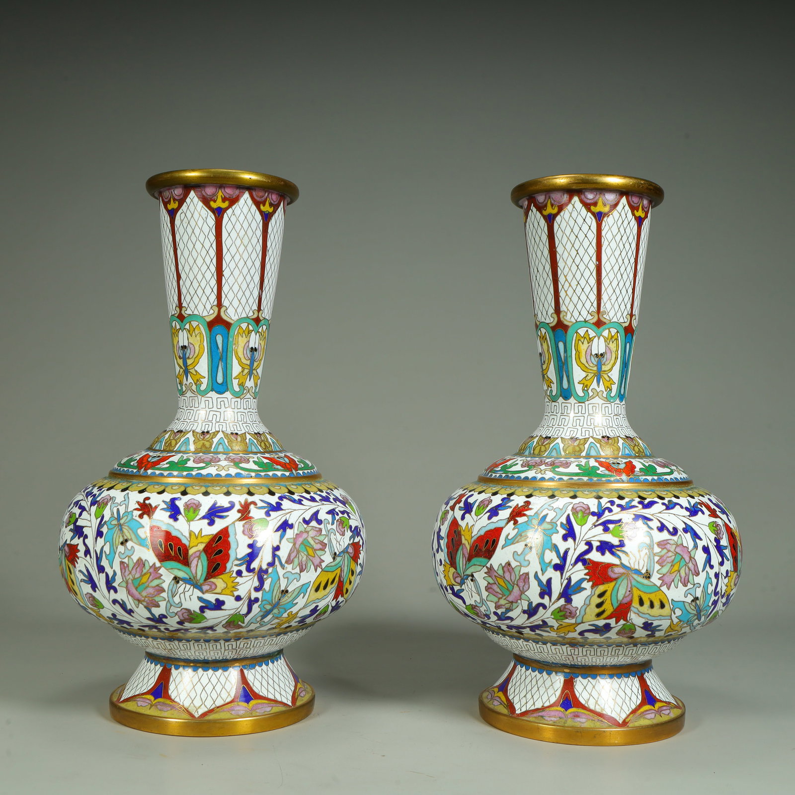 A pair of copper tired cloisonné enamel white butterfly pattern bottles: Copper tire cloisonné enamel white butterfly pattern on the vase SIZE: H: 26cm L: 13.5cm W: 13.5cm Total W: 2000g (The Dimensions Of All Batches Are Manually Measured.If You Need More Detailed Inform
