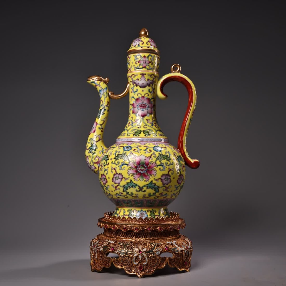 A Qing Dynasty enamel gilt porcelain teapot: Qing Dynasty enamel gilt porcelain teapot SIZE: W:830g H:30cm W:14cm (The Dimensions Of All Batches Are Manually Measured.If You Need More Detailed Information, Please Contact Our Customer Service Bef