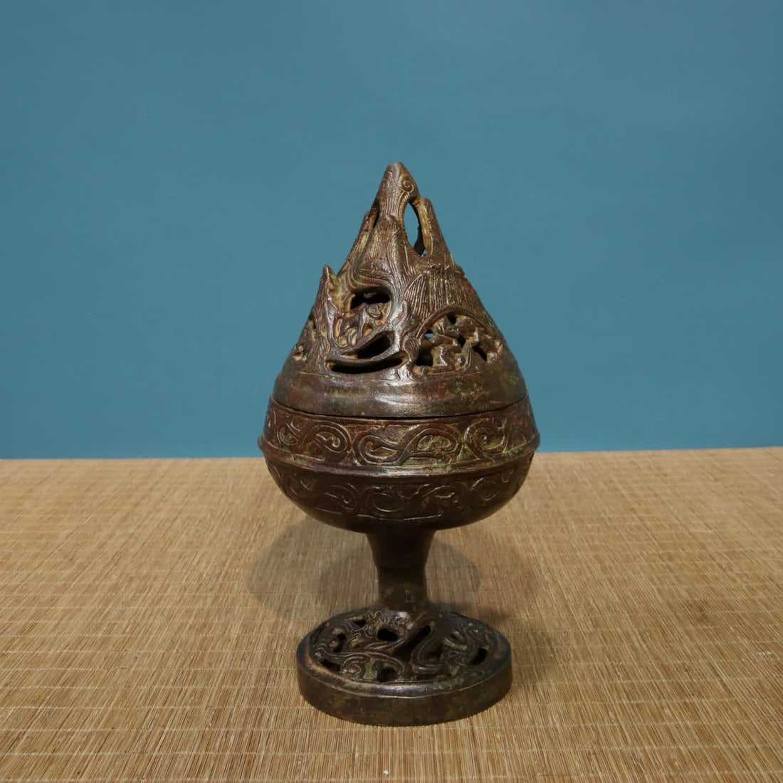 A bronze Boshan furnace: Bronze Boshan furnace SIZE: D:12.5cm H:23cm W:1.3kg (The Dimensions Of All Batches Are Manually Measured.If You Need More Detailed Information, Please Contact Our Customer Service Before Bidding.)