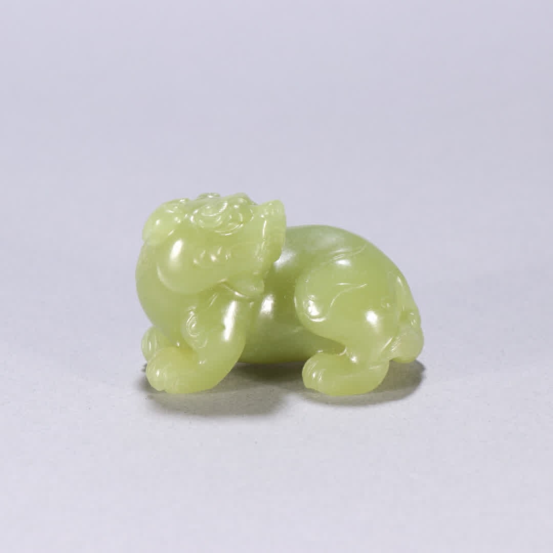 A Qing Dynasty Hetian topaz beast carving: Qing Dynasty Hetian topaz beast carving SIZE: H:3.1cm W:4.9cm W:59.4g (The Dimensions Of All Batches Are Manually Measured.If You Need More Detailed Information, Please Contact Our Customer Service