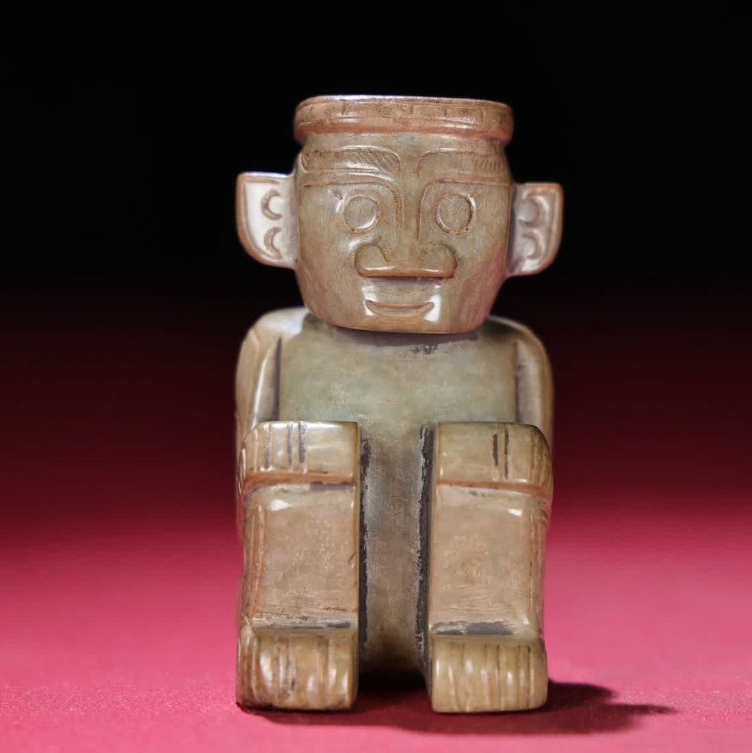 A piece of Han Dynasty jade kneeling: Han Dynasty jade kneeling person holds the piece SIZE: 62x34x35mm W:122g (The Dimensions Of All Batches Are Manually Measured.If You Need More Detailed Information, Please Contact Our Customer Service