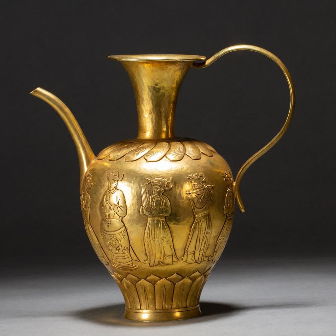 A copper-gilt pot of the Qing Dynasty: There was a problem with the handling of the Qing Dynasty SIZE: L:20.5cm W:11.5cm H:21cm (The Dimensions Of All Batches Are Manually Measured.If You Need More Detailed Information, Please Contact Our