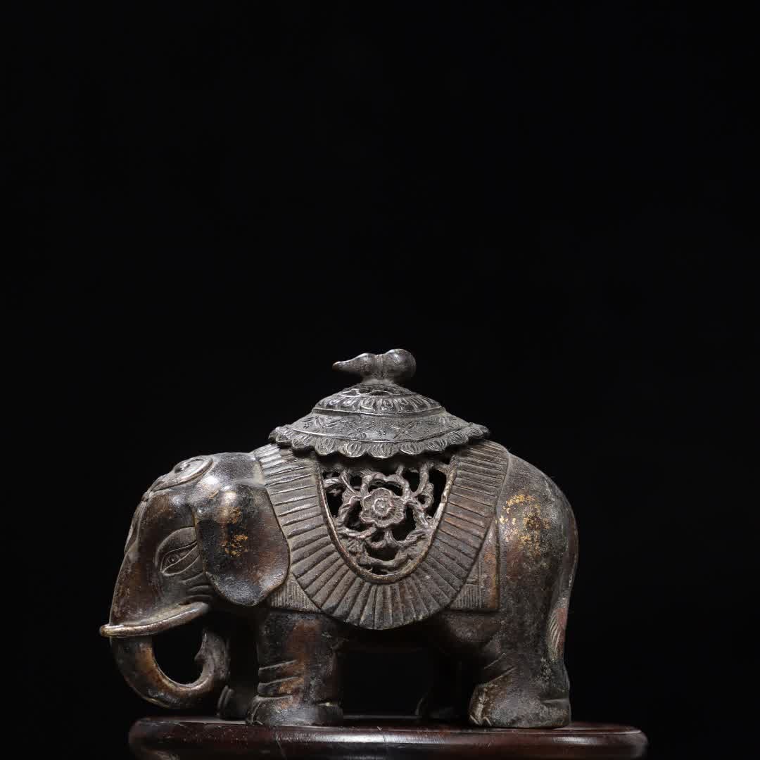 A piece of Qing Dynasty copper rubbing gold elephant incense burner Taiping elephant incense burner: Qing Dynasty copper rubbing gold elephant incense burner Taiping has elephant incense burner SIZE: H:10cm L:13cm T:7cm W:0.75kg (The Dimensions Of All Batches Are Manually Measured.If You Need More De