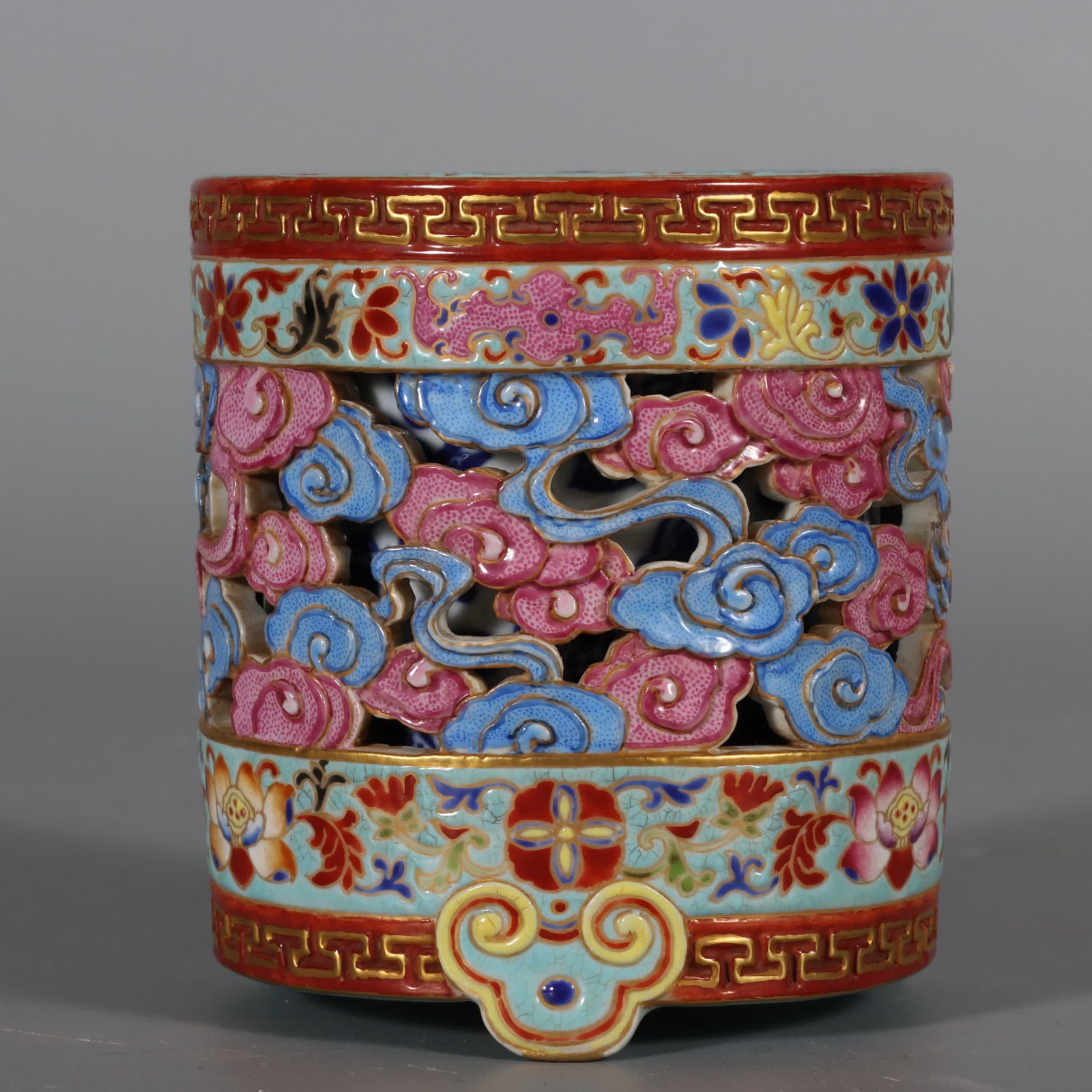 A Qing Qianlong enamel carved gold-painted inner liner blue and white pen holder: Qing Qianlong enamel carved gold-painted liner blue and white pen holder SIZE: H: 9.8cm mouthD: 8.8cm Bottom diameter 8.6cm (The Dimensions Of All Batches Are Manually Measured.If You Need More Detail