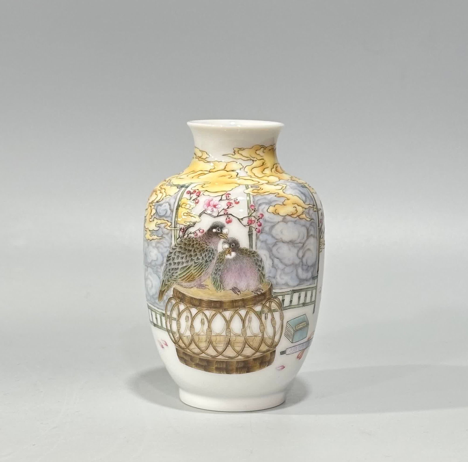 A small lantern bottle of Qing Yongzheng enamel flowers and birds poetry: Qing Yongzheng enamel colorful flowers and birds poetry small lantern bottle SIZE: H: 11cm Belly diameter 7cm (The Dimensions Of All Batches Are Manually Measured.If You Need More Detailed Information