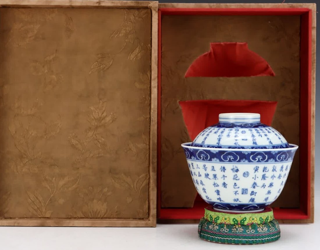 A Qing Qianlong blue and white poetry pattern cover bowl: Qing Qianlong blue and white poetry pattern gaiwan SIZE: H: 9.7cm Abdominal diameter 11.1cm (The Dimensions Of All Batches Are Manually Measured.If You Need More Detailed Information, Please Contact O