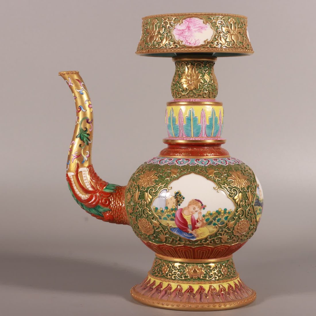 A Qing Qianlong enamel green background gold-painted window Western figure watering pot: Qing Qianlong enamel green background gold-painted window Western figure watering pot SIZE: H: 24cm Belly diameter 12cm (The Dimensions Of All Batches Are Manually Measured.If You Need More Detailed I