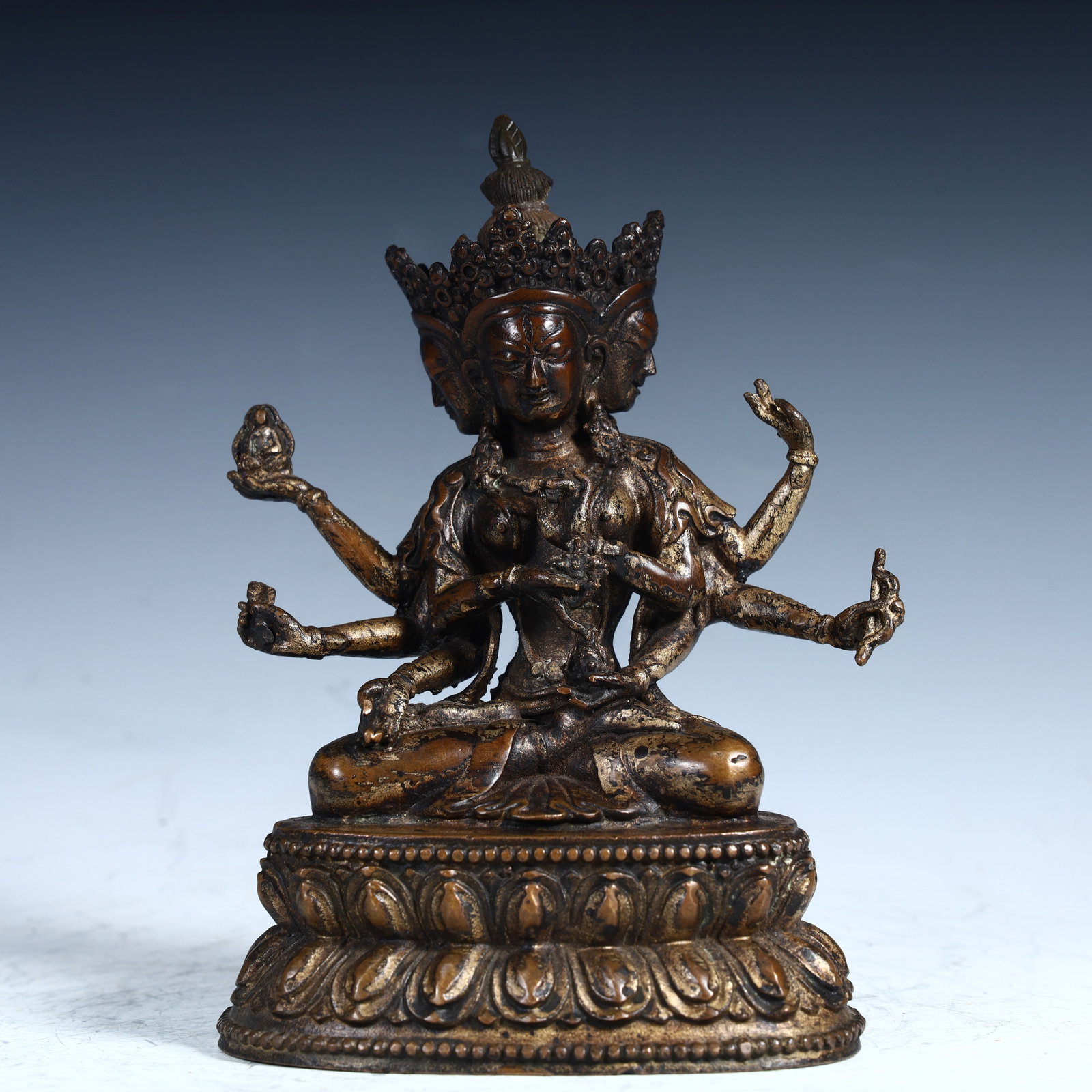 A Qing Dynasty bronze gilt three-sided and eight-armed Guanyin statue: Qing Dynasty copper gilt three-sided eight-armed Guanyin statue SIZE: H:18.5cm L:11.5cm W:8.8cm W:1.1kg (The Dimensions Of All Batches Are Manually Measured.If You Need More Detailed Information, Plea