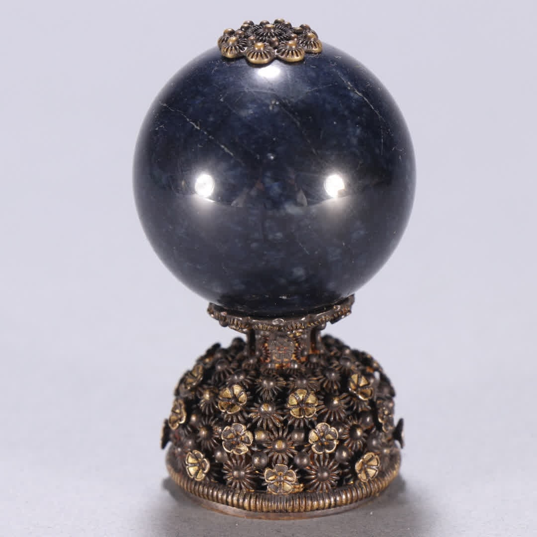 A Qing Dynasty copper-gilt sapphire hat top: Qing Dynasty copper-gilt sapphire hat top SIZE: H: 5.5cm Bead diameter 3.2cm W: 94.5g (The Dimensions Of All Batches Are Manually Measured.If You Need More Detailed Information, Please Contact Our Cus