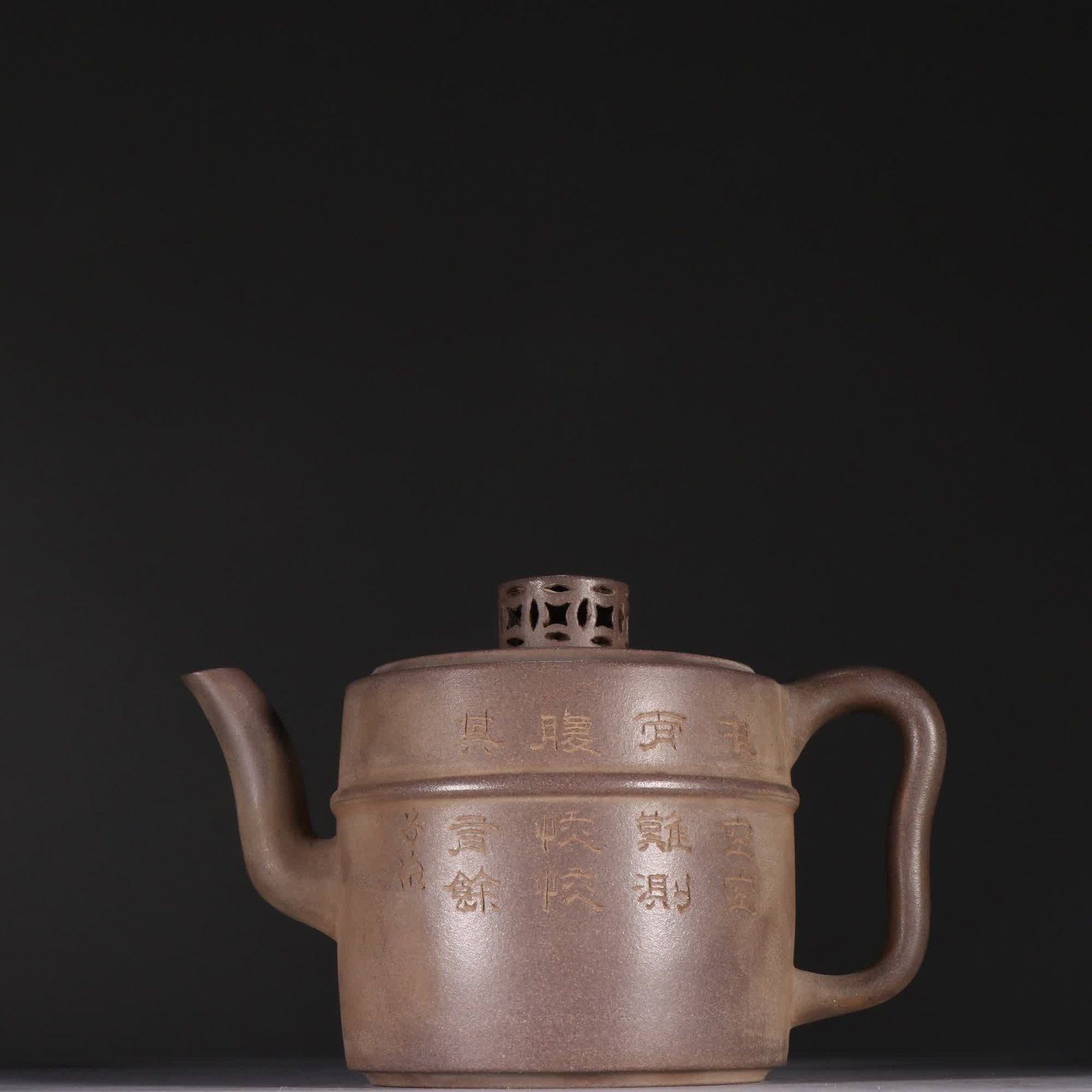 A famous purple sand teapot: Famous purple sand teapot SIZE: H:11cm W:16.4cm (The Dimensions Of All Batches Are Manually Measured.If You Need More Detailed Information, Please Contact Our Customer Service Before Bidding.)