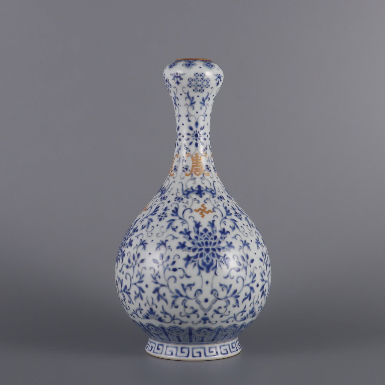A garlic bottle made in the Qianlong era of the Qing Dynasty with gemstone blue color and gold: Qing Qianlong year gemstone blue color gold-painted longevity garlic bottle SIZE: H: 22.5cm Belly diameter 11.5cm mouthD: 3cm (The Dimensions Of All Batches Are Manually Measured.If You Need More Deta