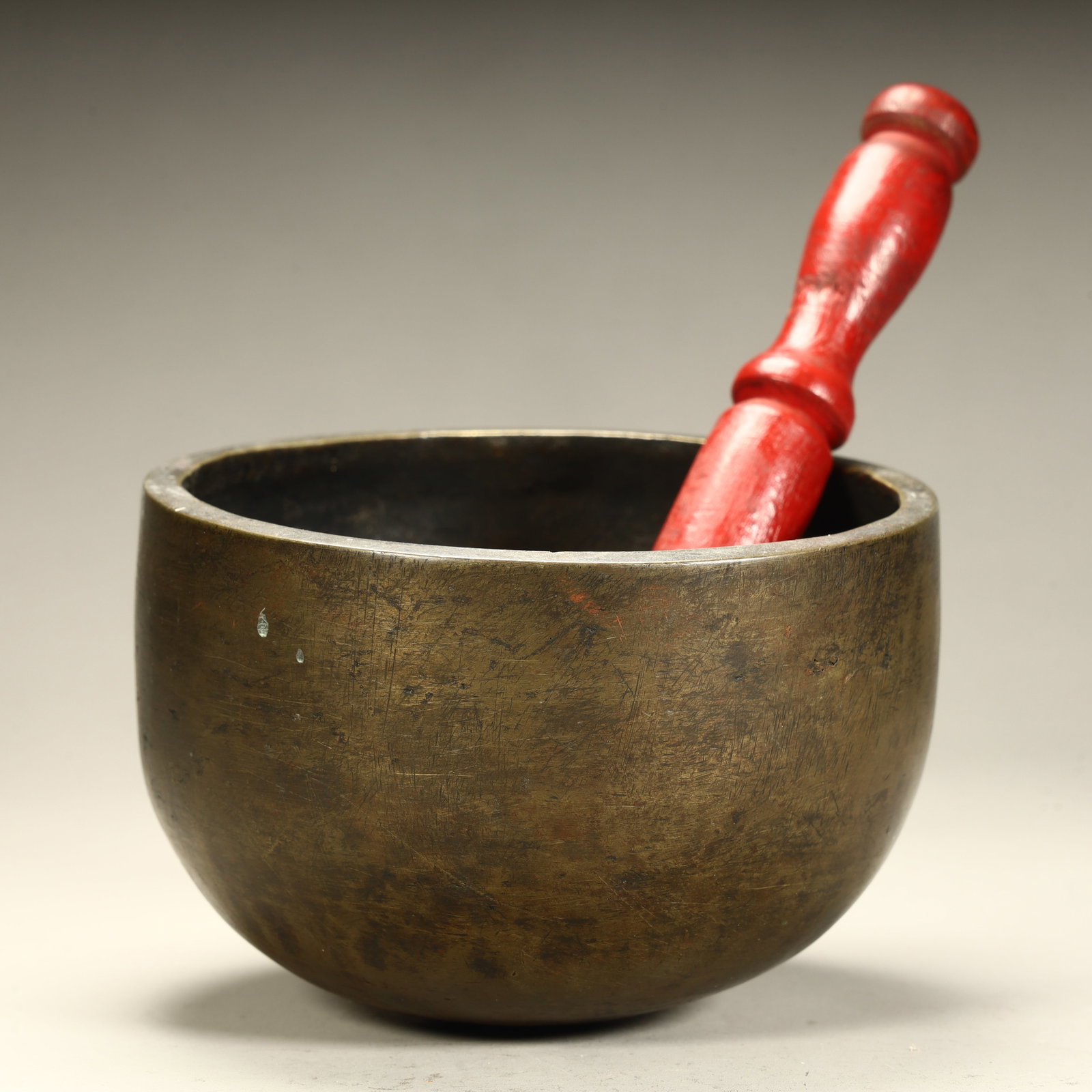 A Qing Dynasty copper singing bowl with a red mallet: Qing Dynasty copper singing bowl with red mallet SIZE: L:9cm W:12.5cm H:12.5cm W:890g (The Dimensions Of All Batches Are Manually Measured.If You Need More Detailed Information, Please Contact Our Cus