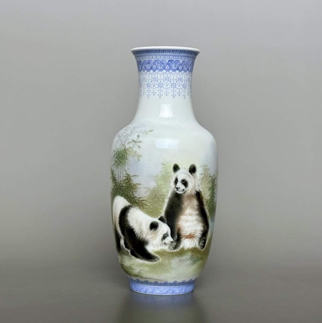 A piece of Qianlong year made with a green pattern edge bamboo forest panda poetry Guanyin vase: Qianlong year system green pattern edge bamboo forest panda poetry Guanyin vase SIZE: mouthD: 3.8cm H: 13.2cm Belly diameter 6.1cm Bottom diameter 3.6cm (The Dimensions Of All Batches Are Manually