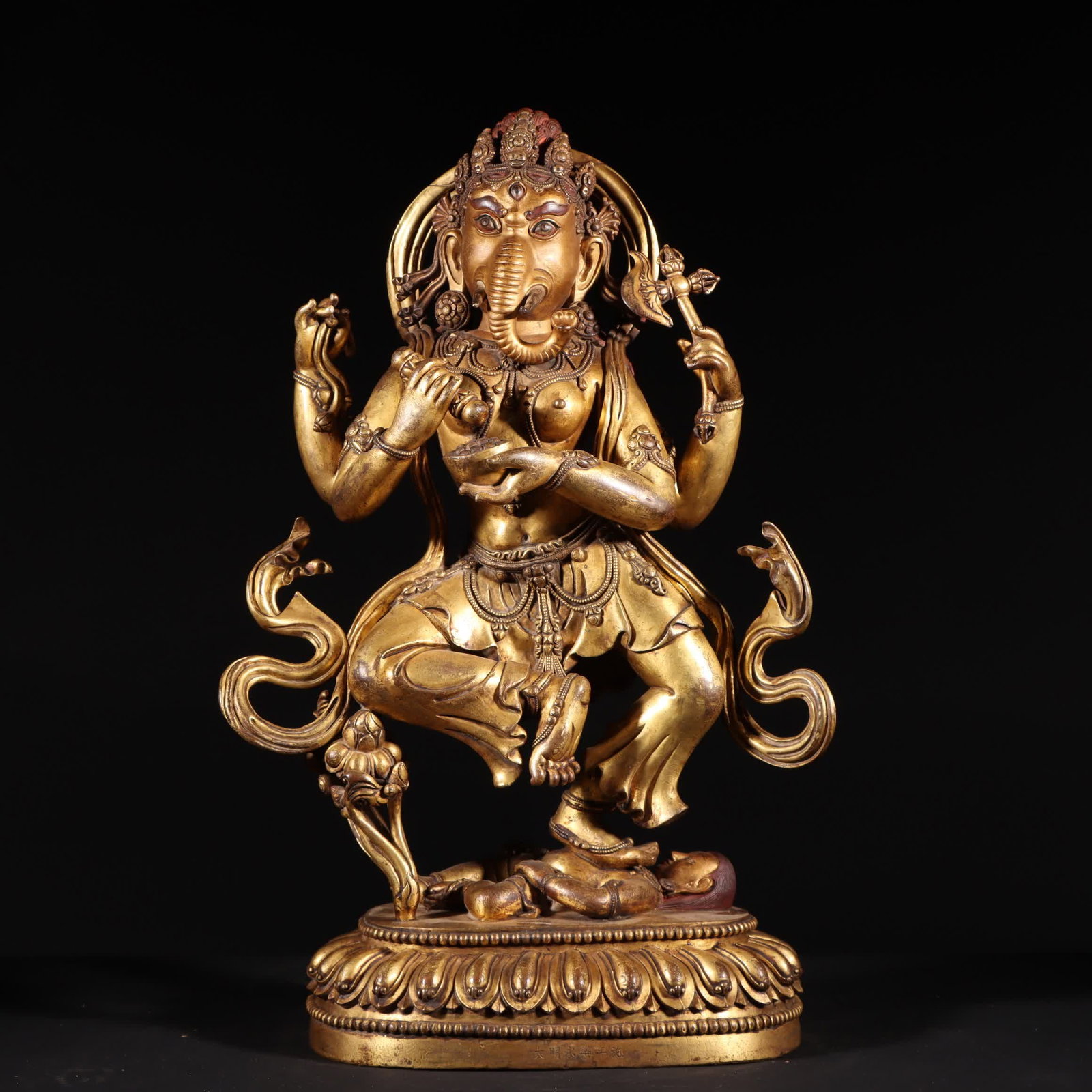 A Tibetan Yongle bronze gilt Buddha statue of the Ming Dynasty: Tibetan Yongle bronze gilt Buddha statue in the Ming Dynasty SIZE: H:41cm W:26cm W:8512g (The Dimensions Of All Batches Are Manually Measured.If You Need More Detailed Information, Please Contact Our