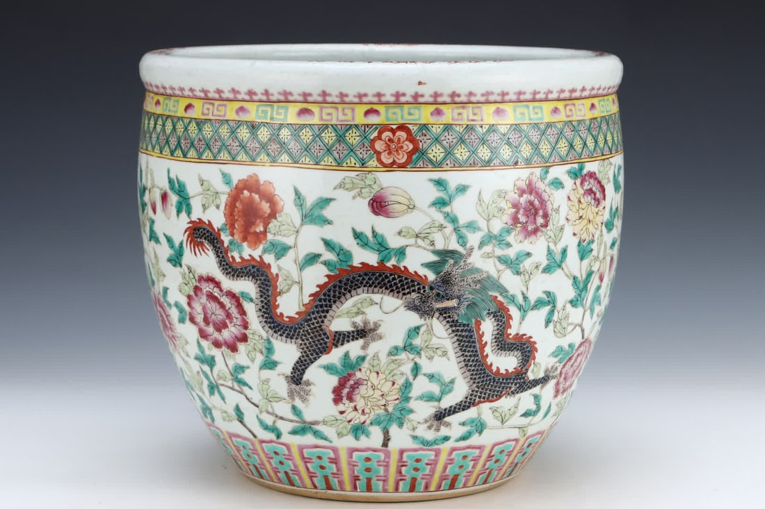 A clear pastel dragon pattern jar - 3