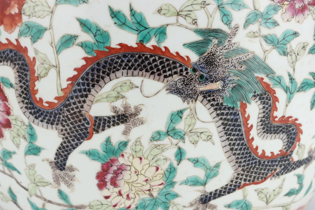 A clear pastel dragon pattern jar - 4