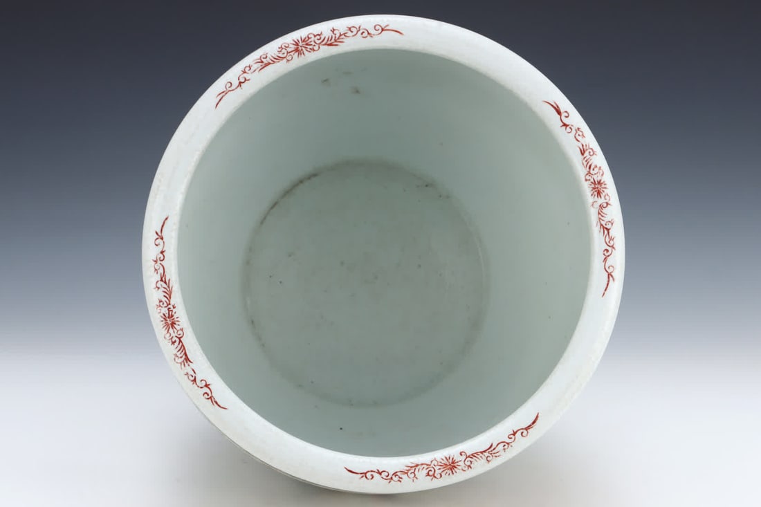 A clear pastel dragon pattern jar - 7