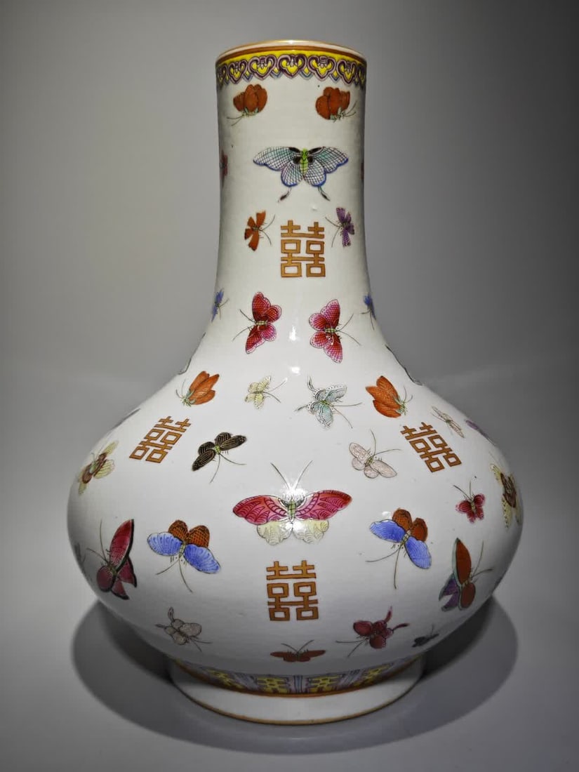 A pastel butterfly double painting water chestnut bottle: Pastel butterfly double flower painted water chestnut bottle SIZE: H: 34cm Belly D: 25.5cm (The Dimensions Of All Batches Are Manually Measured.If You Need More Detailed Information, Please Contact