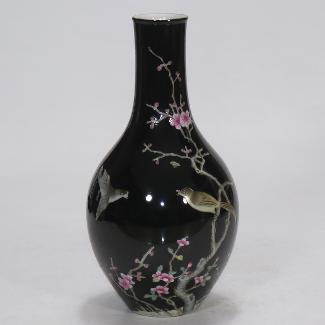 A pomegranate bottle made in the Qianlong period of the Qing Dynasty: Qing Qianlong year black gold glazed ground flower and bird pomegranate bottle SIZE: H:21.3cm (The Dimensions Of All Batches Are Manually Measured.If You Need More Detailed Information, Please
