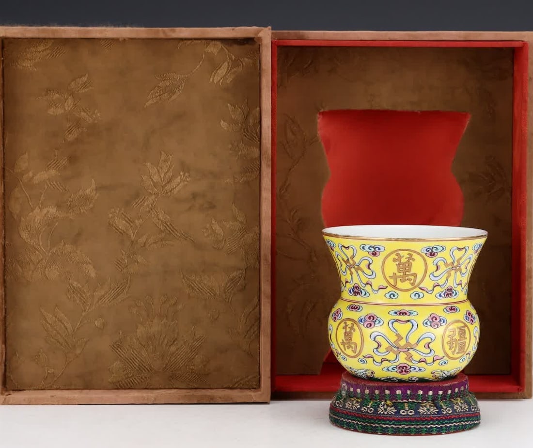 A piece of Qing Tongzhi yellow glaze longevity boundless slag bucket: Qing Tongzhi yellow glaze longevity boundless slag bucket SIZE: H: 9cm Abdominal diameter 9.8cm (The Dimensions Of All Batches Are Manually Measured.If You Need More Detailed Information, Please Conta