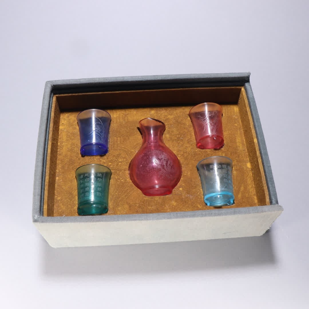 A set of Qing Dynasty glazed wine utensils: Qing Dynasty glass wine set set SIZE: Bottle H: 9cm W: 6cm W: 158.9g Cup H: 4.8cm W: 4.1cm Single W: 45.3g (The Dimensions Of All Batches Are Manually Measured.If You Need More Detailed Information, P