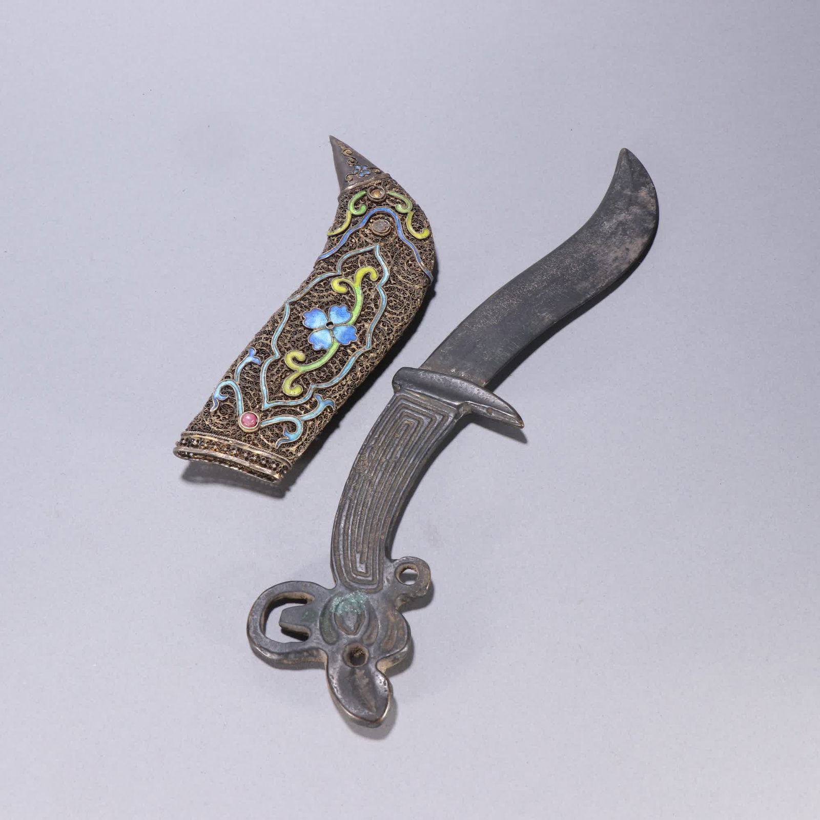 A bronze tire inlaid with silver gilt filigree and baked blue dagger: The copper tire is inlaid with silver gilt filigree and a baked blue dagger SIZE: L:29.5cm W:4.4cm W:401.6g (The Dimensions Of All Batches Are Manually Measured.If You Need More Detailed Information,