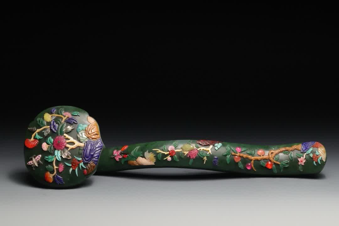 A Qing Dynasty Hetian jade peony jasper ruyi ornament: Qing Dynasty Hetian jade peony jasper ruyi ornament jasper material emerald green is integrated into a huge jade ruyi ruyi ruyi head inlaid with rich kneeling peony picture handle connected to use a v