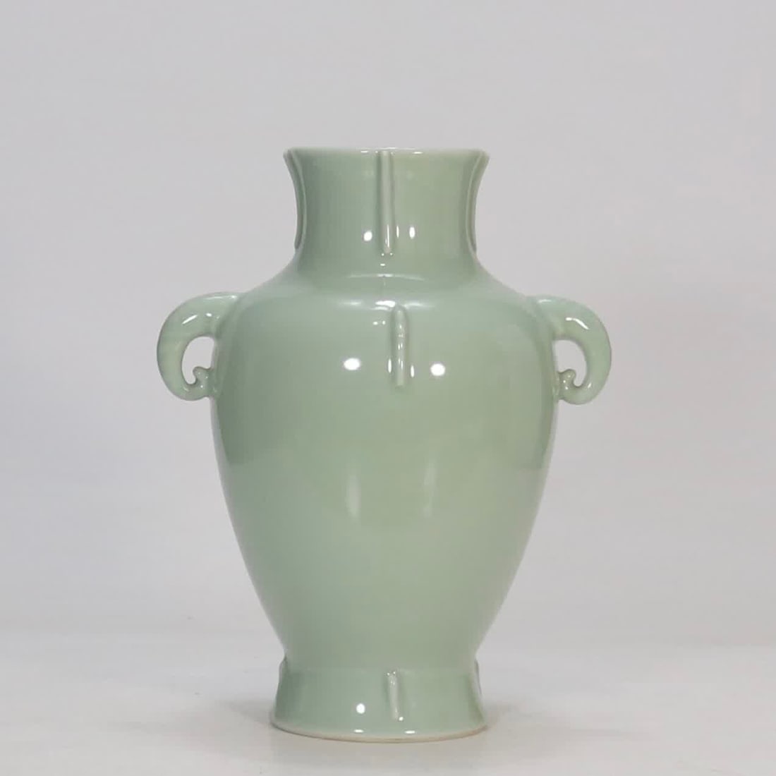 A piece of bean celadon made in the Qianlong period of the Qing Dynasty: Qing Qianlong year bean celadon out of the halberd SIZE: H:26.5cm mouthD:9cm (The Dimensions Of All Batches Are Manually Measured.If You Need More Detailed Information, Please Contact Our Customer