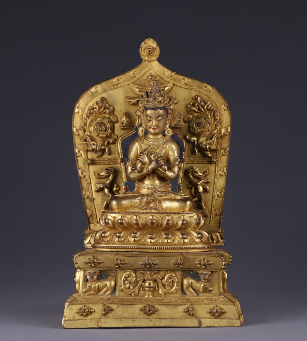 A Qing Dynasty bronze gilt Vajra statue: Qing Dynasty copper gilt Vajra statue The whole is made of copper tire gilt technology, the gold water is thick and uniform, showing the warm golden color of the kneeling, the Vajra holding wears a co