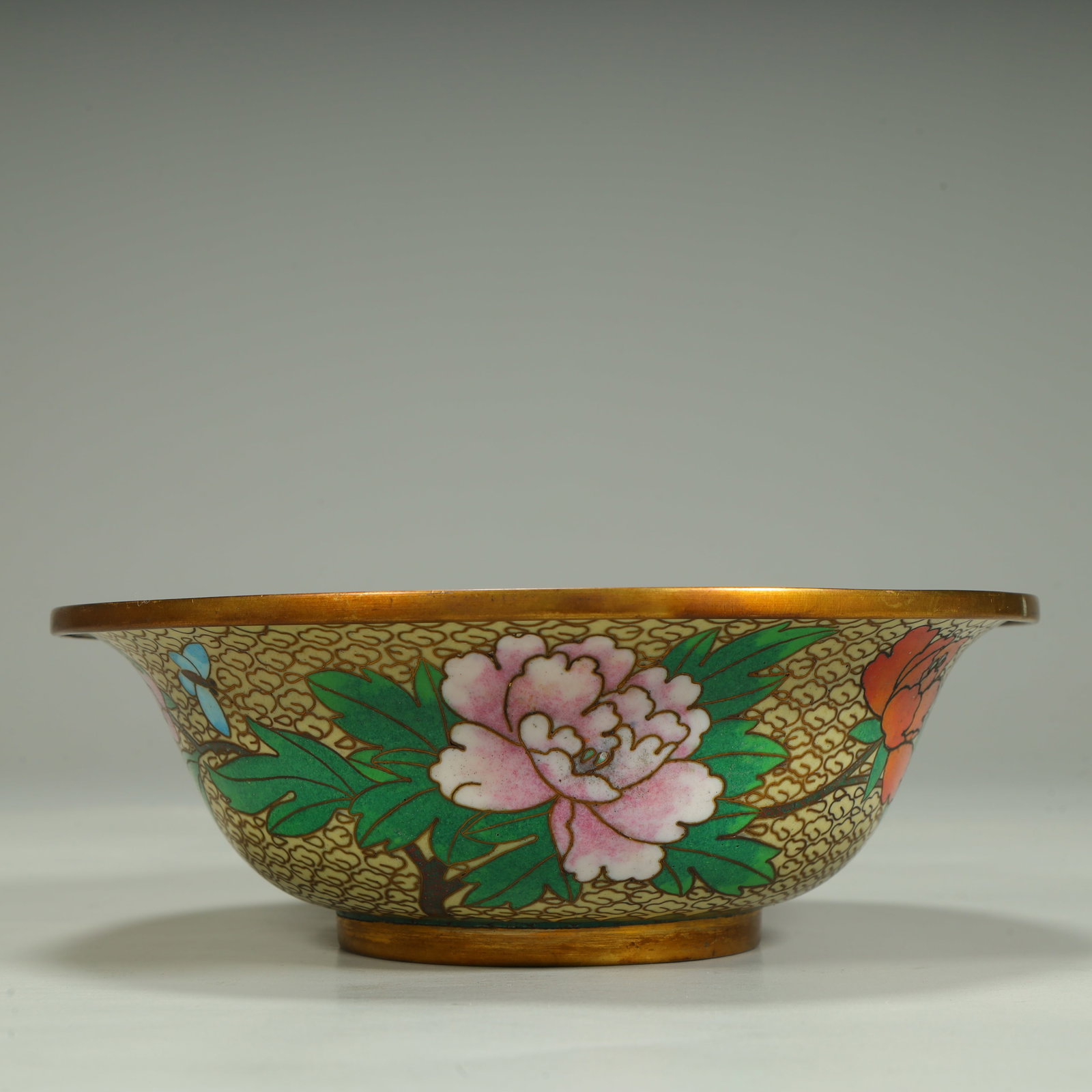 A Qing Dynasty cloisonné enamel peony pattern bowl: Qing Dynasty cloisonné enamel peony pattern bowl SIZE: H:5.5cm L:15.5cm W:15.5cm W:0.3kg (The Dimensions Of All Batches Are Manually Measured.If You Need More Detailed Information, Please Contact Our