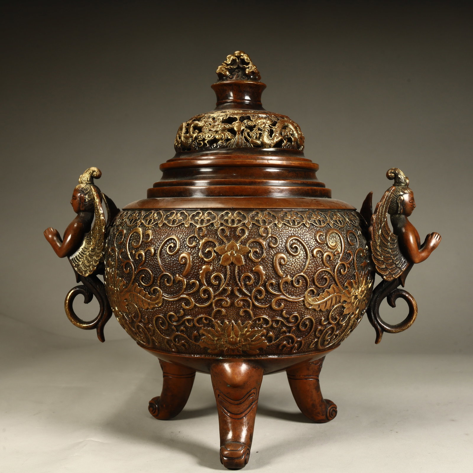 A Qing Dynasty copper wrong gold entwined lotus incense burner: Qing Dynasty copper and gold entwined lotus incense burner quantity SIZE: H:28cm L:28cm W:19cm W:5.9kg (The Dimensions Of All Batches Are Manually Measured.If You Need More Detailed Information, Pleas