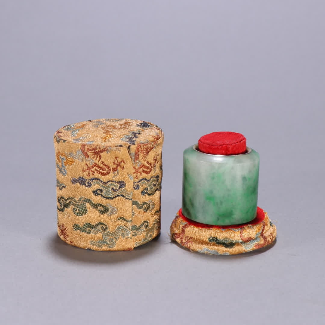 A Qing Dynasty jade-wrapped silver gilt finger: Qing Dynasty jade-wrapped silver gilt finger SIZE: Inner diameter 2.1cm W:2.8cm W:40.7g (The Dimensions Of All Batches Are Manually Measured.If You Need More Detailed Information, Please Contact Our C