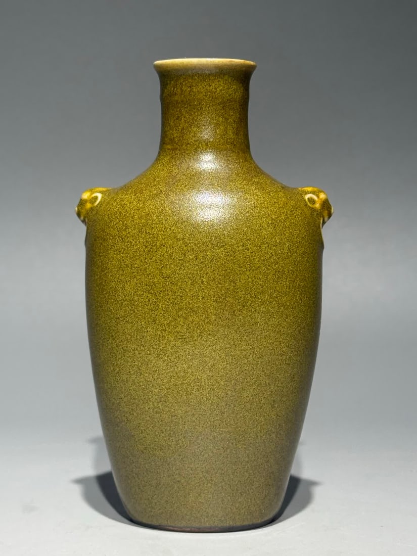 A small flat bottle made in the Qianlong period of the Qing Dynasty with tea powder glazed eel: Qianlong year of the Qing Dynasty tea powder glazed eel yellow amphora small flat bottle SIZE: H:12.8cm W:7cm (The Dimensions Of All Batches Are Manually Measured.If You Need More Detailed Information