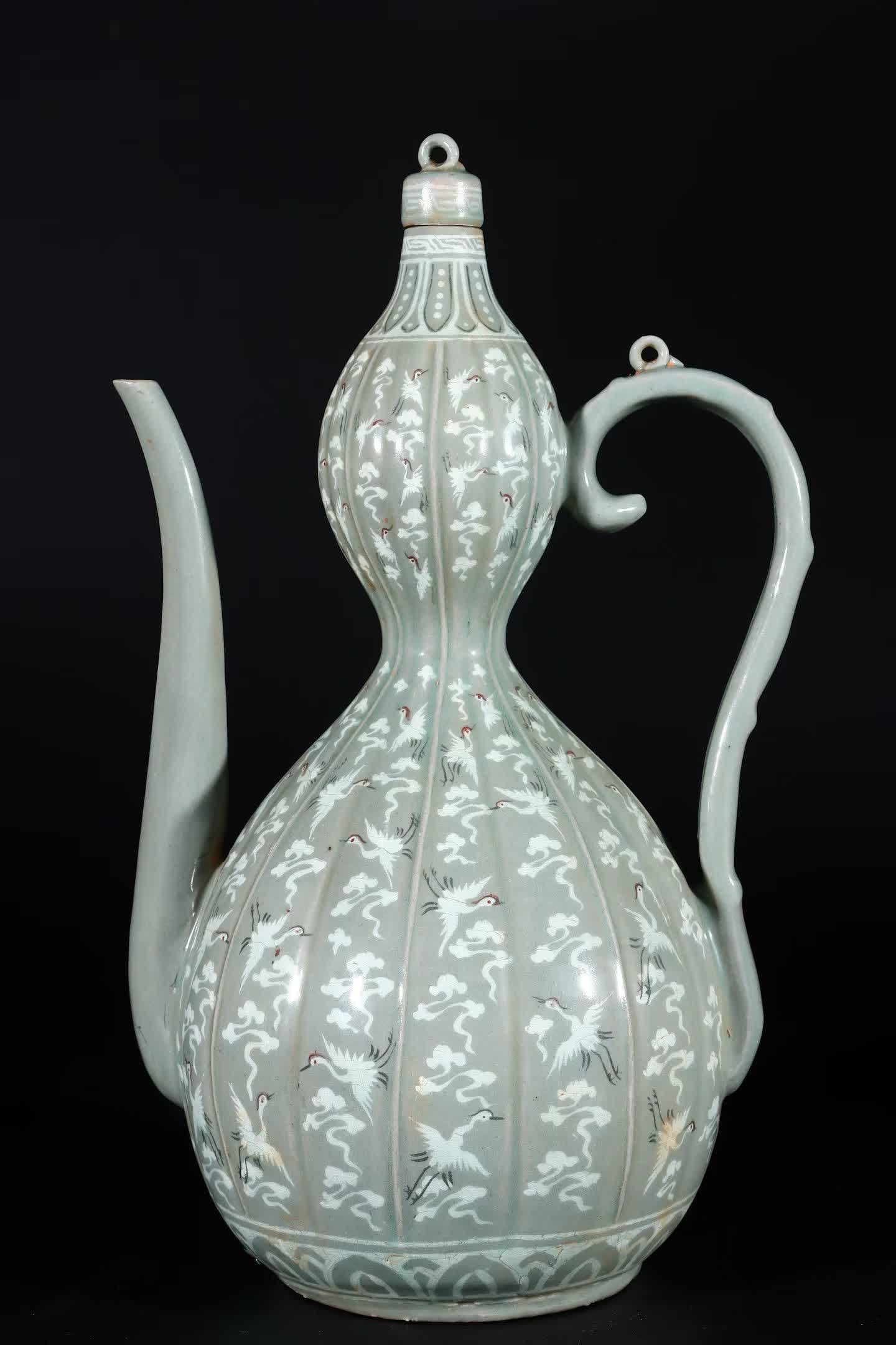 A Korean celadon gourd holding a pot: A Korean celadon gourd holds a pot SIZE: H:46cm D:28cm (The Dimensions Of All Batches Are Manually Measured.If You Need More Detailed Information, Please Contact Our Customer Service Before Bidding.)