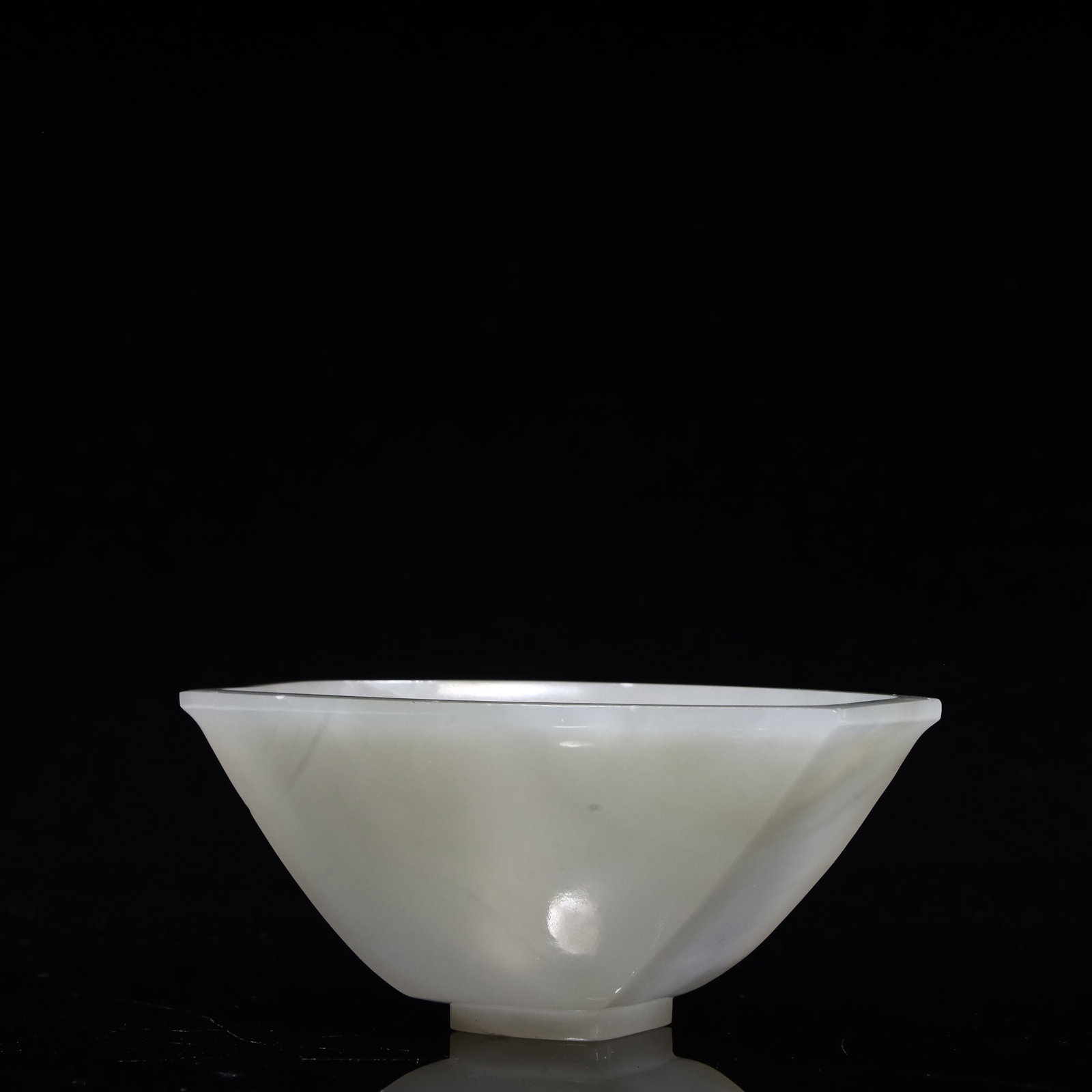 A piece of Hetian jade small bucket: Hetian Yu Xiaodou SIZE: L:10cm W:6cm H:4cm W:120g (The Dimensions Of All Batches Are Manually Measured.If You Need More Detailed Information, Please Contact Our Customer Service Before Bidding.)