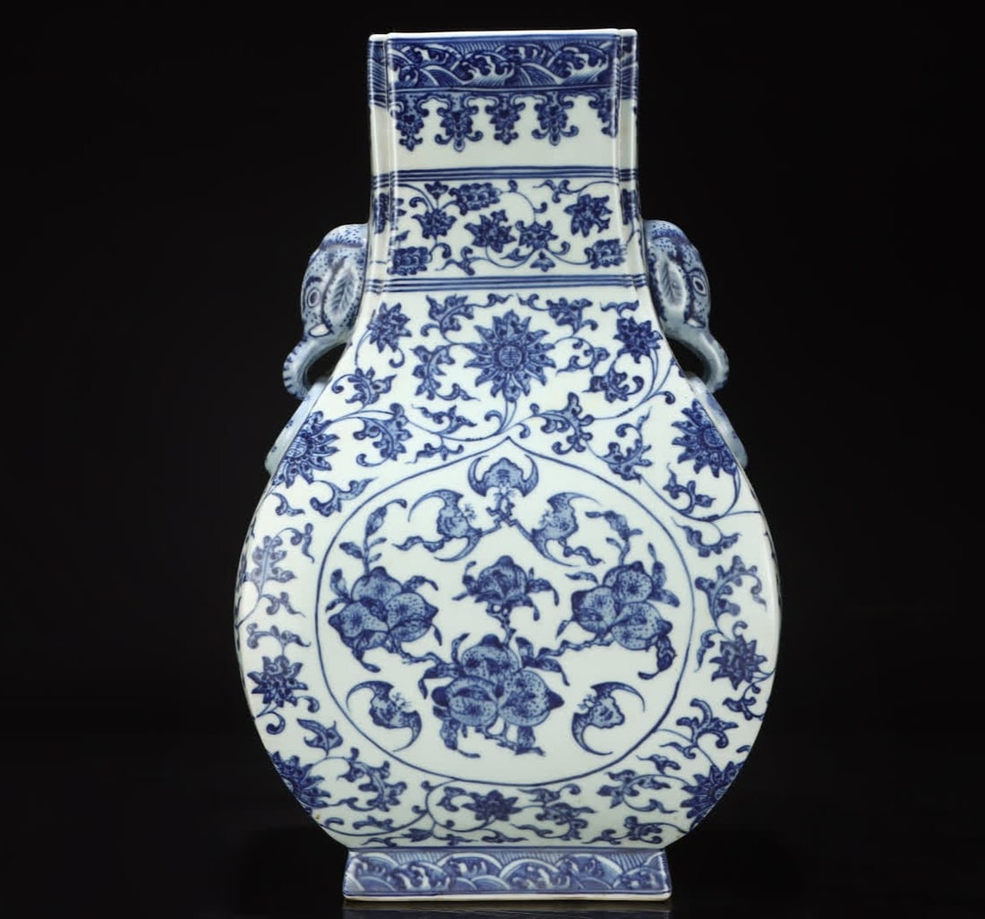 A Qing Dynasty blue and white dot work elephant ear square bottle: Qing Dynasty blue and white dot work elephant ear square bottle SIZE: AAA (The Dimensions Of All Batches Are Manually Measured.If You Need More Detailed Information, Please Contact Our Customer Servic
