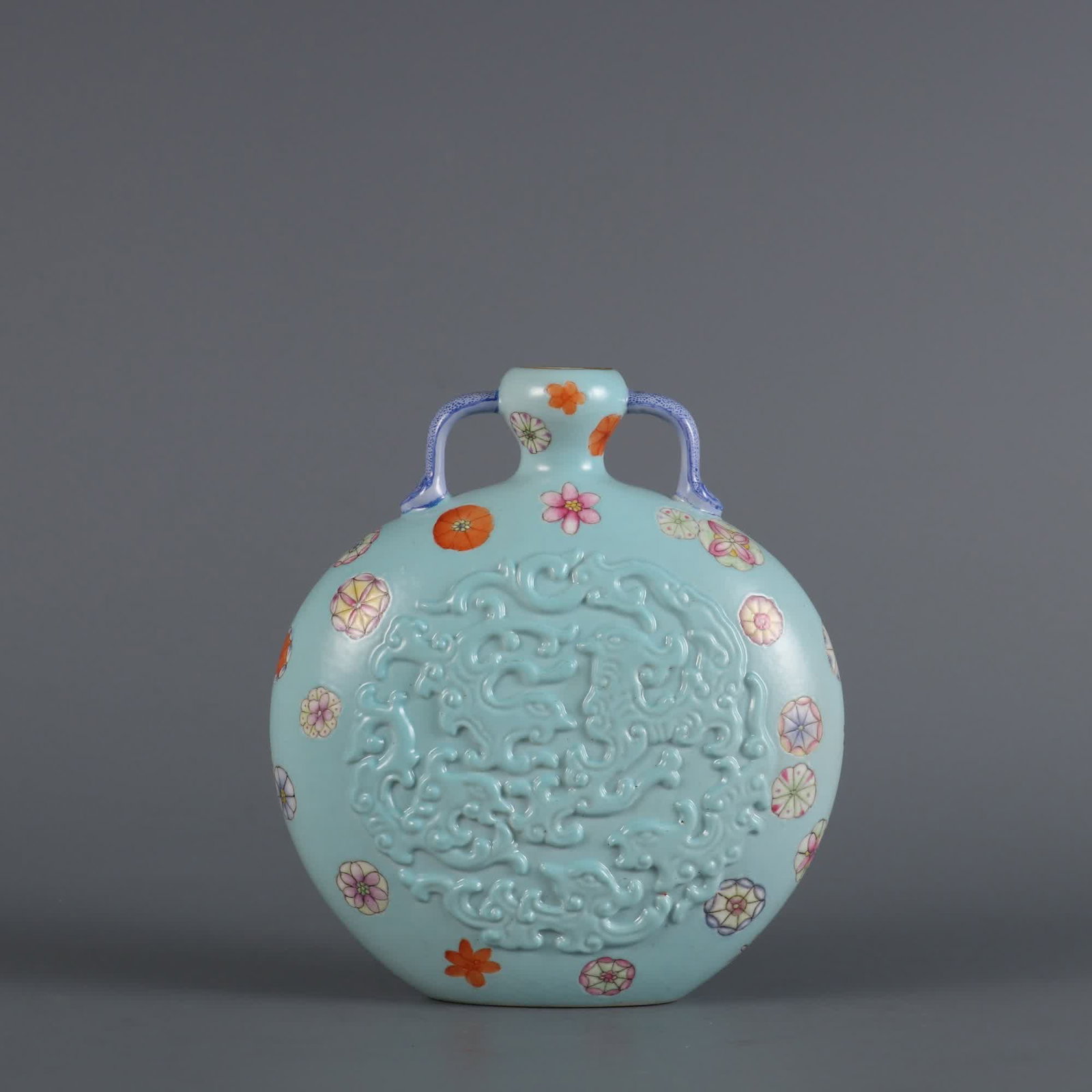 A small flat vase made in the Qianlong period of the Qing Dynasty with turquoise green glaze carved: Qing Qianlong year turquoise green glaze carved Kui Feng pattern plus pastel leather ball flower small flat bottle SIZE: H: 12.5cm Belly diameter 11cm (The Dimensions Of All Batches Are Manually Measu