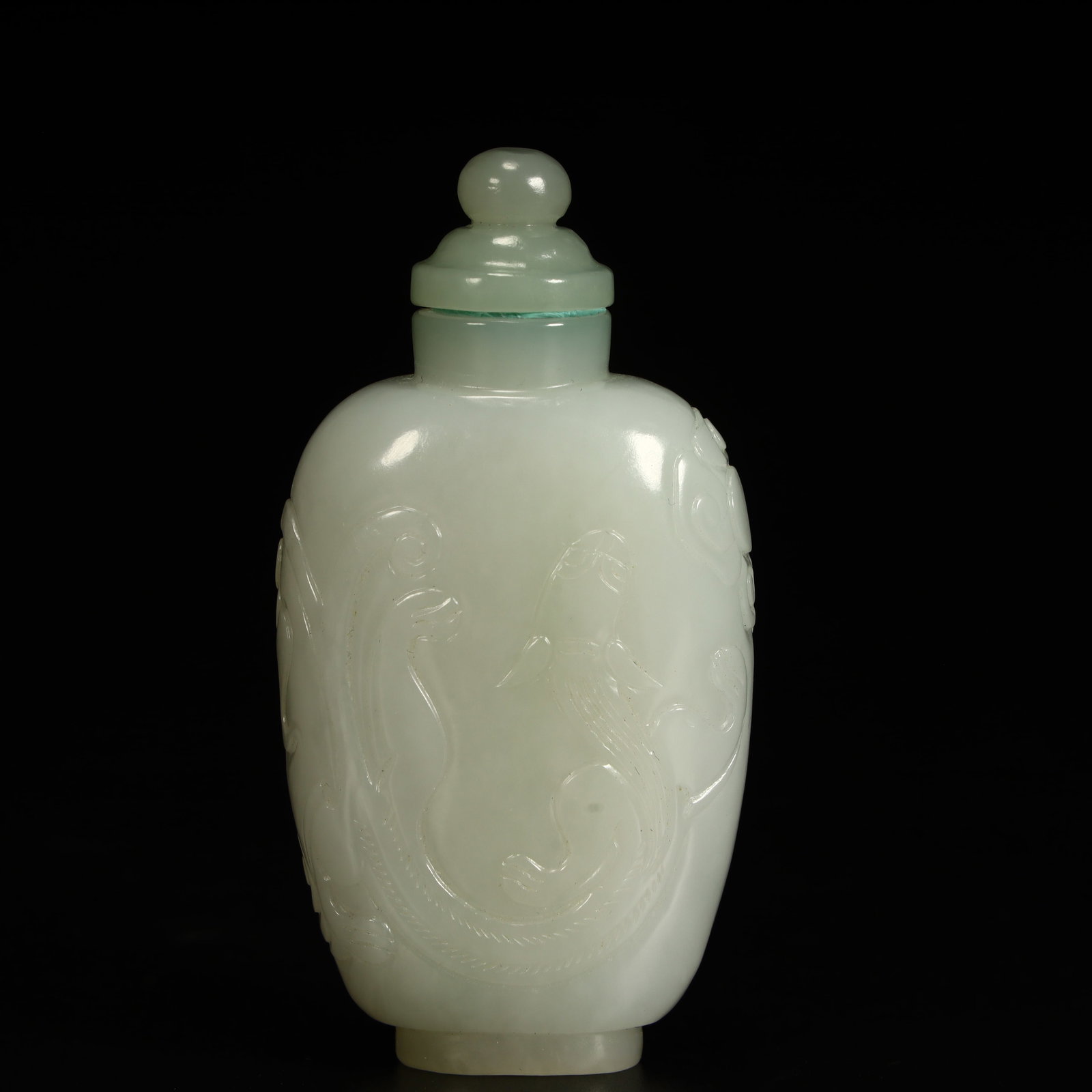 A Qing Dynasty Hetian jade snuff bottle: Qing Dynasty Hetian jade snuff bottle SIZE: H:8.5cm L:4.3cm W:2.5cm W:96.5g (The Dimensions Of All Batches Are Manually Measured.If You Need More Detailed Information, Please Contact Our Customer Serv