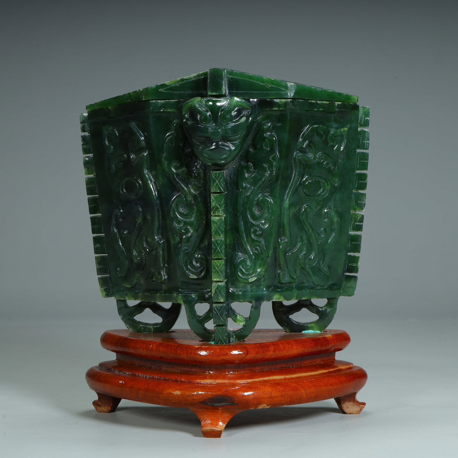 A jasper carved antique Kuilong-pattern square Yi-style cover: Jasper carved antique Kuilong pattern square Yi-style lid SIZE: H:17cm L:14cm W:8cm W:941g (The Dimensions Of All Batches Are Manually Measured.If You Need More Detailed Information, Please Contact Ou