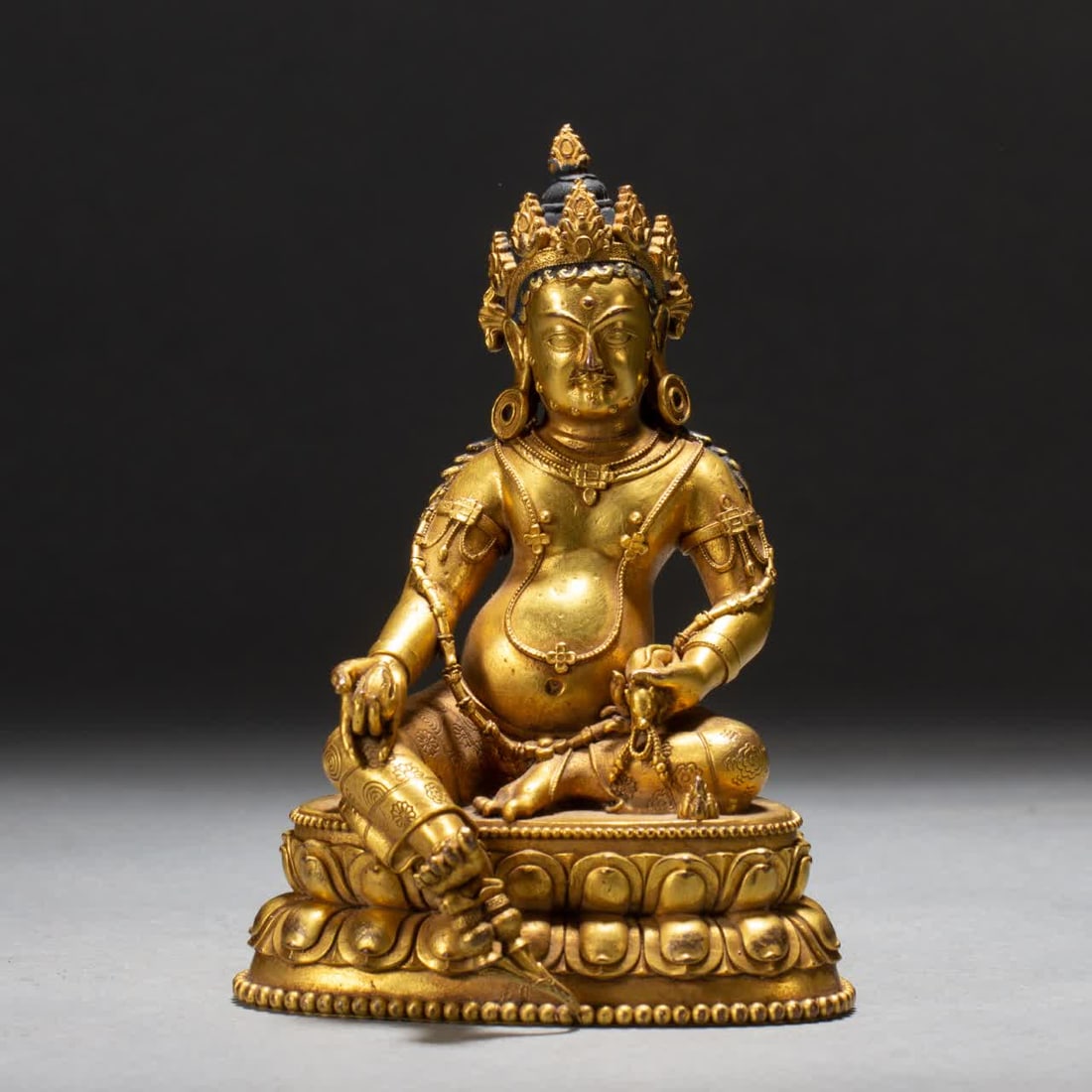 A bronze gilt Buddha statue of the Qing Dynasty: A copper-gilt Buddha statue of the Qing Dynasty SIZE: L:9cm W:8.5cm H:13cm (The Dimensions Of All Batches Are Manually Measured.If You Need More Detailed Information, Please Contact Our Customer Servi