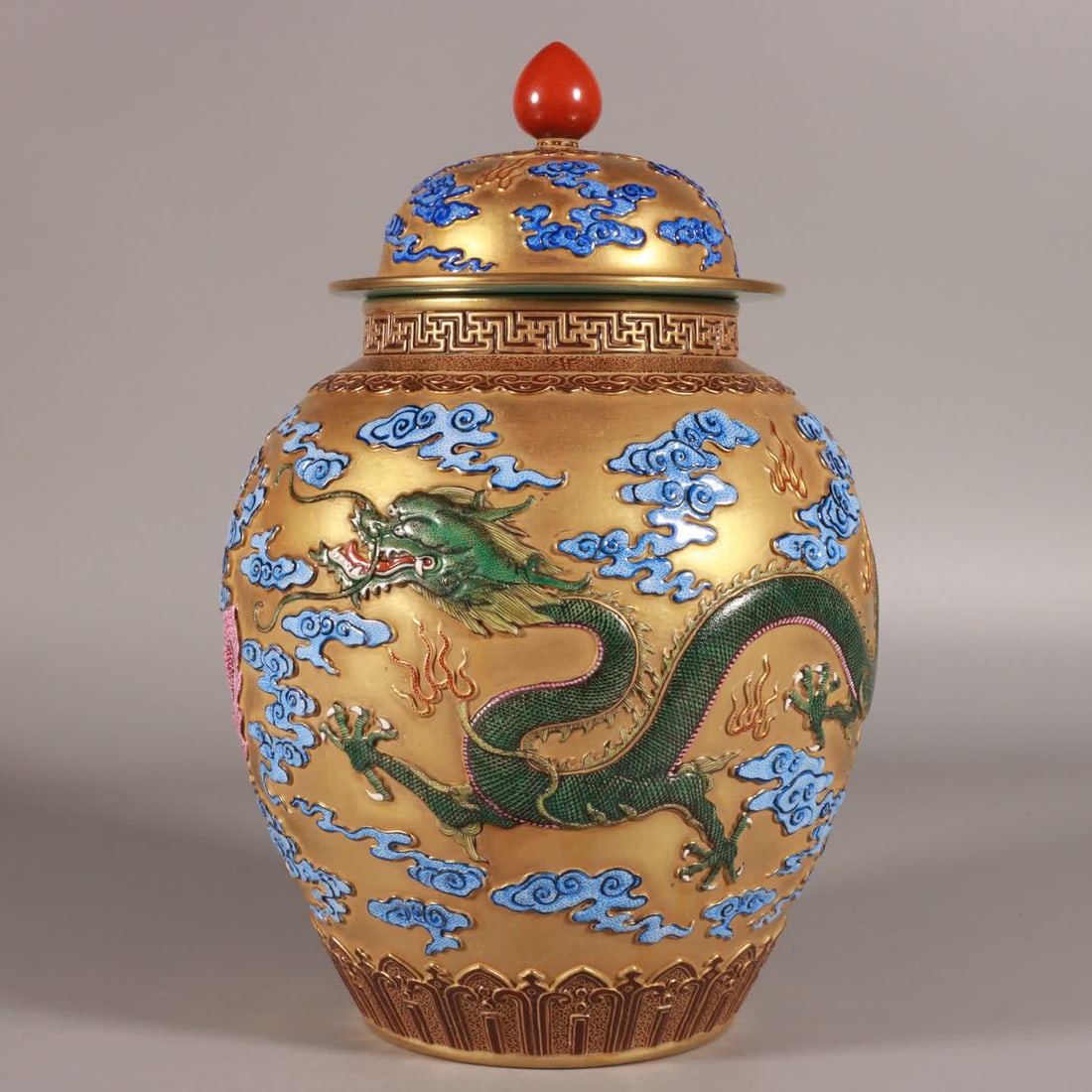 A Qing Qianlong enamel colored gold ground carved dragon and phoenix Chengxiang tea jar: Qing Qianlong enamel colored gold ground carved dragon and phoenix Chengxiang tea jar SIZE: H: 27cm Belly diameter 17cm (The Dimensions Of All Batches Are Manually Measured.If You Need More Detailed I