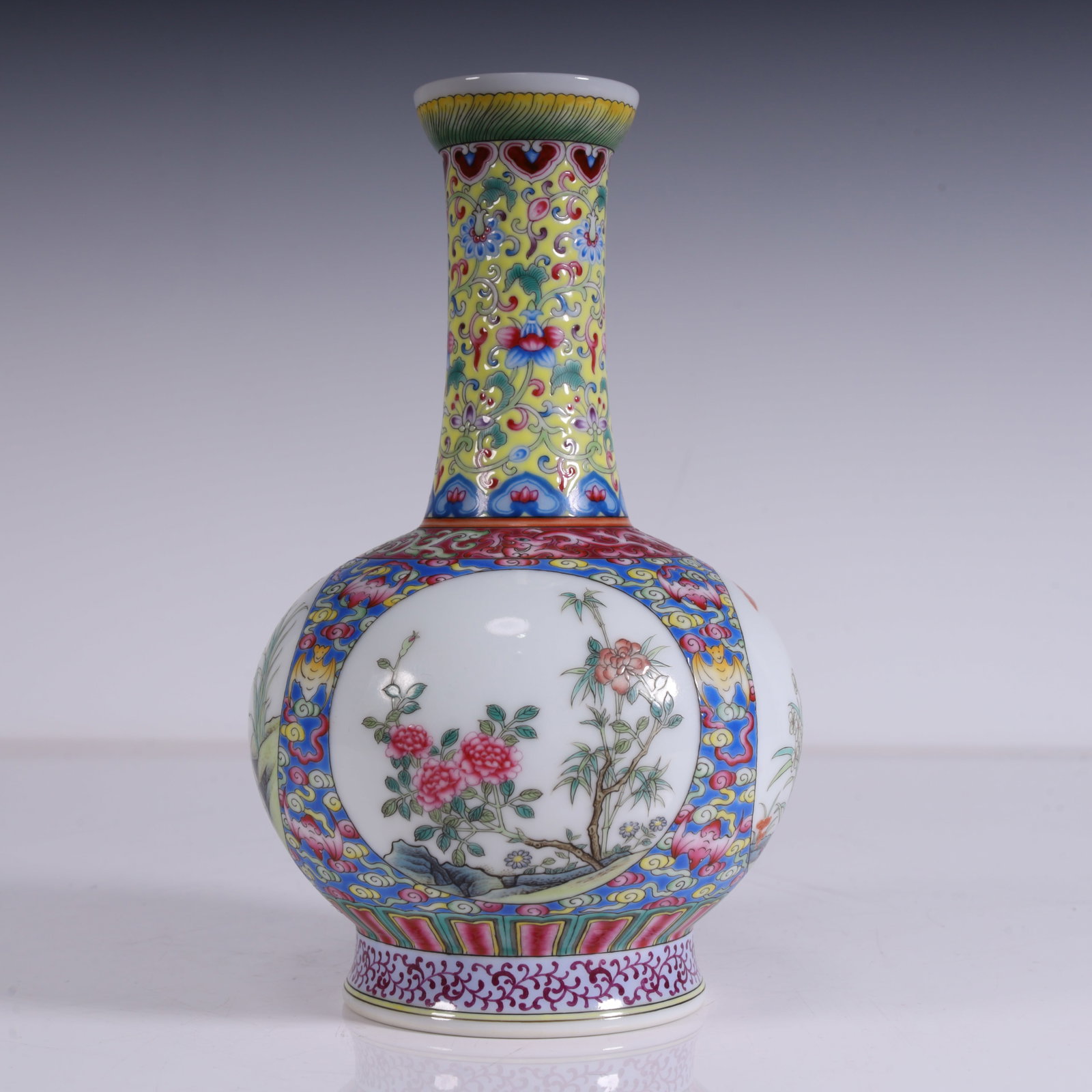 A piece of Qianlong year yellow ground intertwined lotus pattern, blue background auspicious cloud: Qianlong year system yellow ground entwined lotus pattern, blue ground auspicious cloud bat ruyi dragon pattern four-sided flower window sky ball bottle SIZE: L:11.5cm H:18cm W:0.38kg (The Dimensions