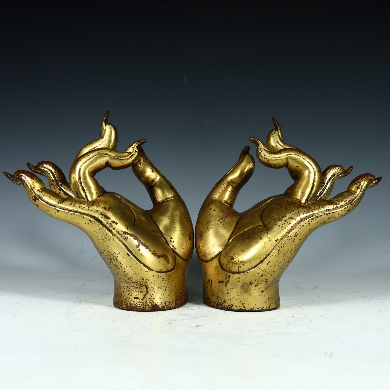 A copper gilt Buddha hand of the Qing Dynasty: Qing Dynasty copper gilt Buddha hand SIZE: Single H: 19cm L: 16cm W: 12cm W: 1990g (The Dimensions Of All Batches Are Manually Measured.If You Need More Detailed Information, Please Contact Our Custom