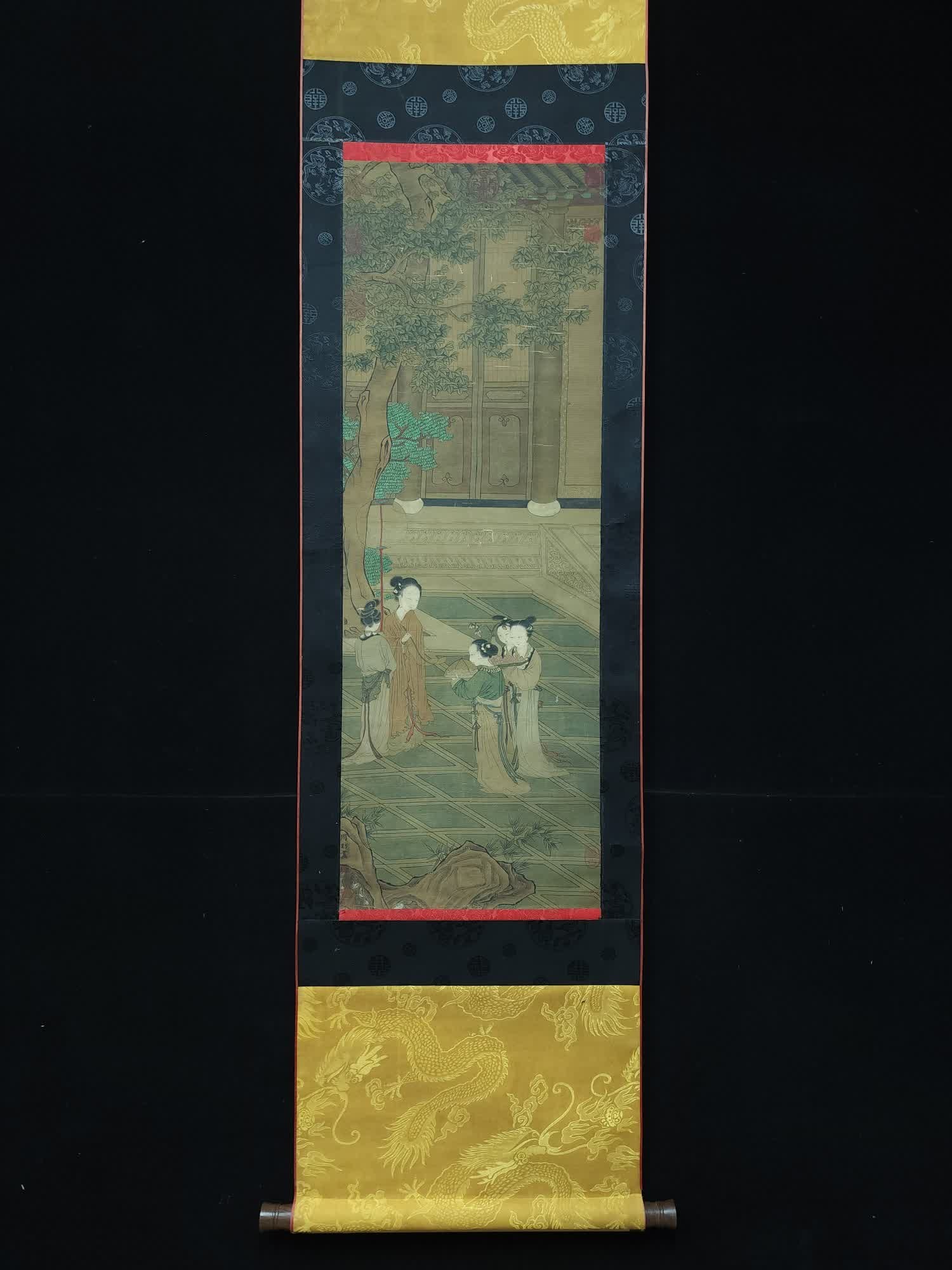 A picture of a lady on silk by Zhou Fang in the Tang Dynasty: Tang Dynasty Zhou Fang's silk lady picture SIZE: Painting Core110x39cm (The Dimensions Of All Batches Are Manually Measured.If You Need More Detailed Information, Please Contact Our Customer Service B