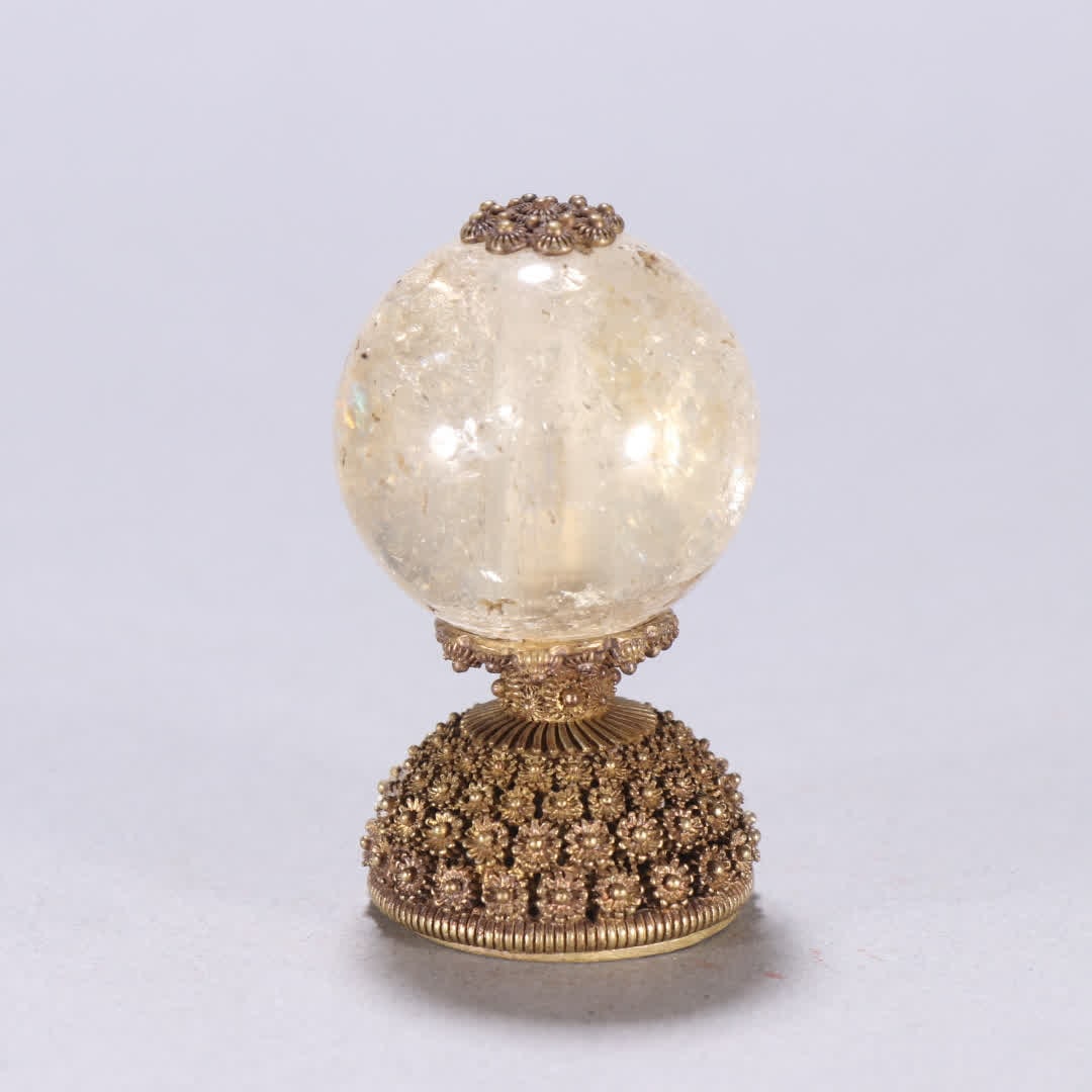 A Qing Dynasty copper-gilt crystal hat top: Qing Dynasty copper gilt inlaid crystal hat top SIZE: H: 5.3cm Bead diameter 3.1cm W: 65.2g (The Dimensions Of All Batches Are Manually Measured.If You Need More Detailed Information, Please Contact O