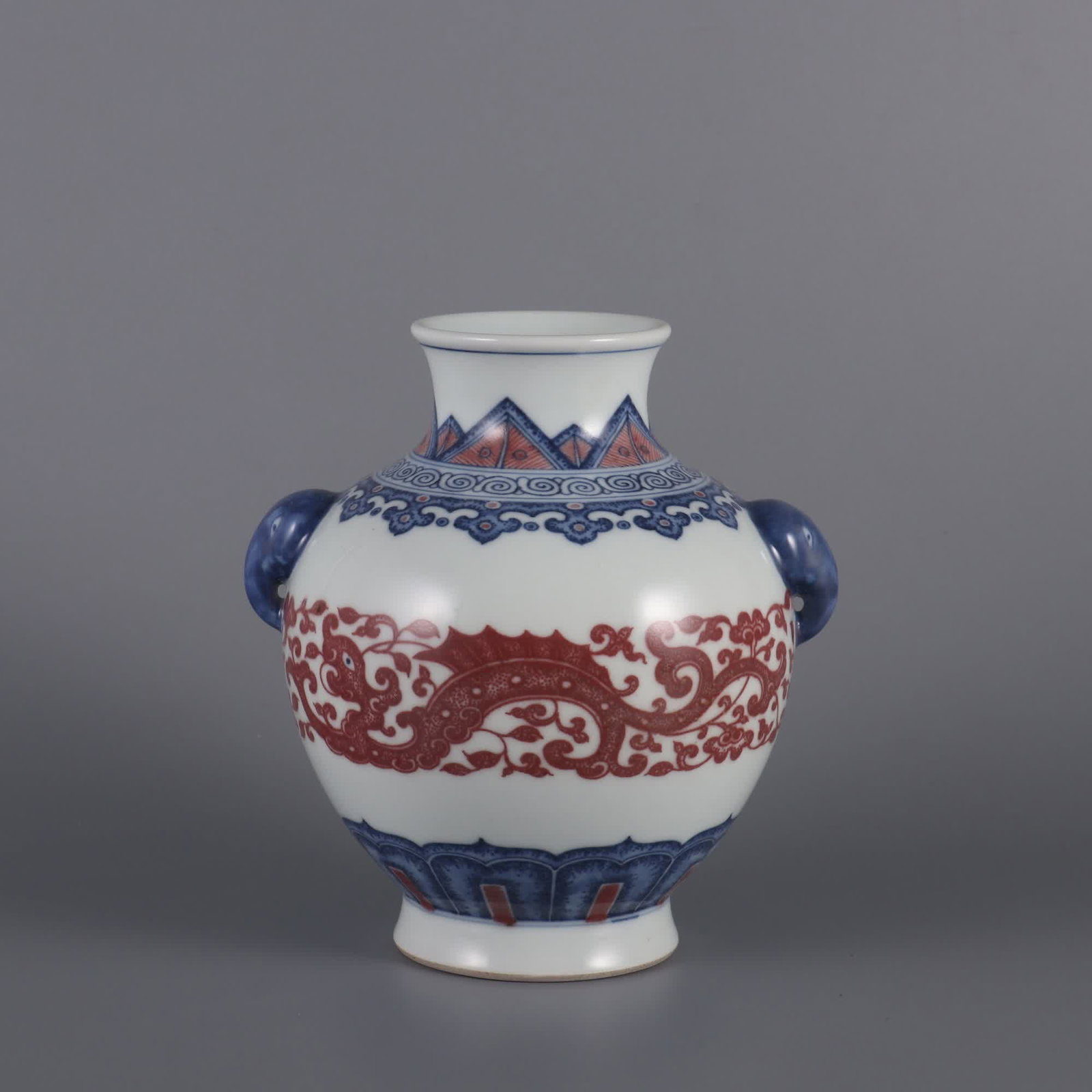 A blue and white glaze made in the Qianlong period of the Qing Dynasty with a red Kui dragon pattern: Qing Qianlong year blue and white glaze red Kui dragon pattern auxiliary head SIZE: H: 15.8cm Belly diameter 13cm mouthD: 6cm (The Dimensions Of All Batches Are Manually Measured.If You Need More Deta
