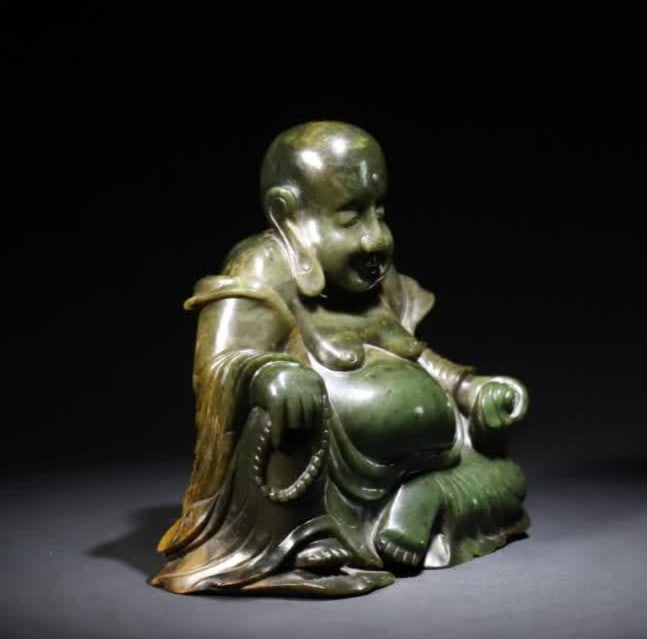 A seated statue of Maitreya Buddha in topaz in the Qing Dynasty: Qing Dynasty topaz Maitreya Buddha seated statue made of jasper seed material oily and delicate, yellowed in color, mellow pulp and round carved Maitreya seated statue: forehead height round and conve