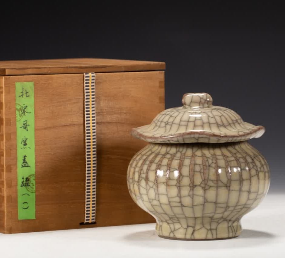 A Song Dynasty Ge kiln jar: Song Dynasty Ge kiln jar SIZE: L:14.5cm W:14.5cm H:16cm (The Dimensions Of All Batches Are Manually Measured.If You Need More Detailed Information, Please Contact Our Customer Service Before Bidding.)